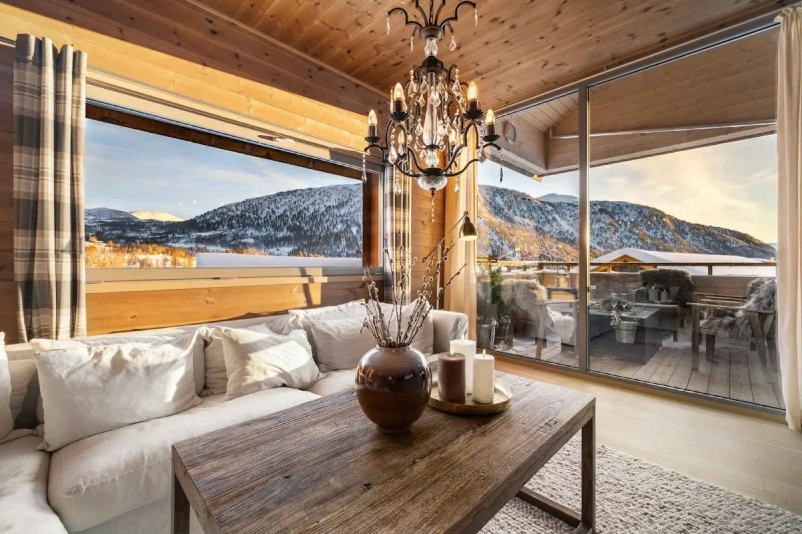 Salon d'un chalet face aux sommets