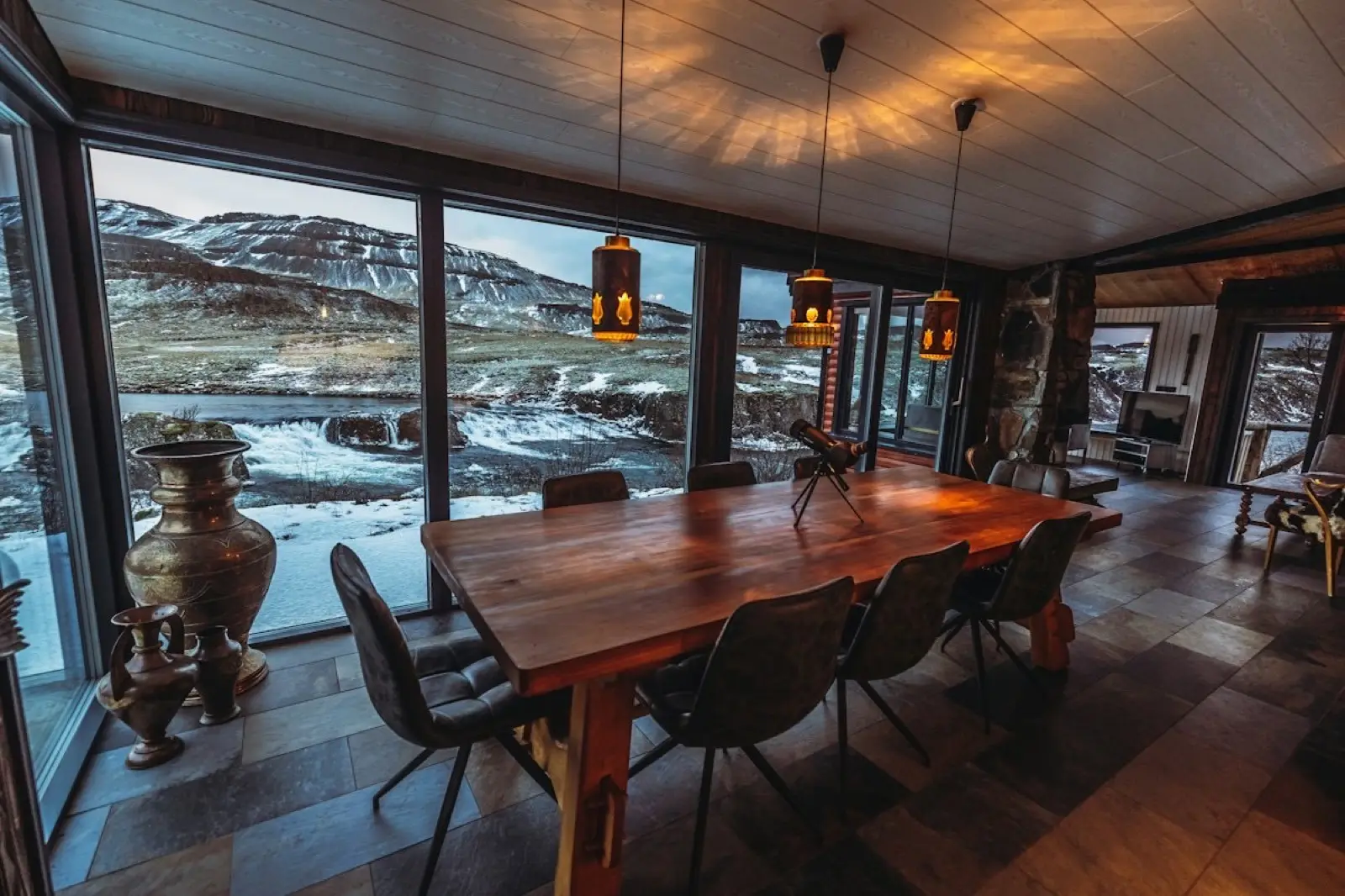 Salle à manger d'un chalet face aux sommets