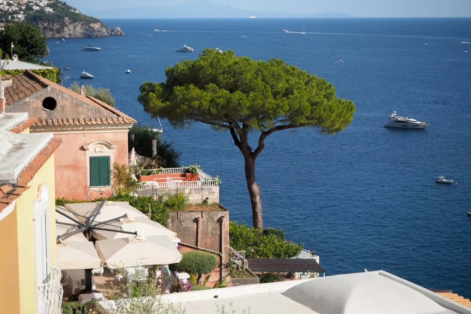Terrasse ombragée face à la mer