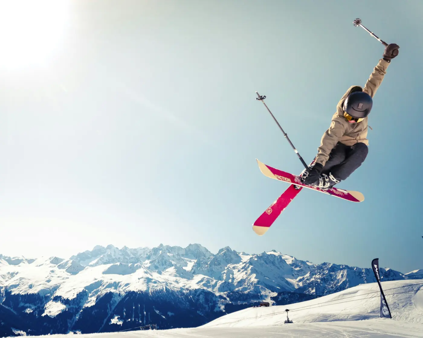 Skieur au-dessus des sommets enneigés