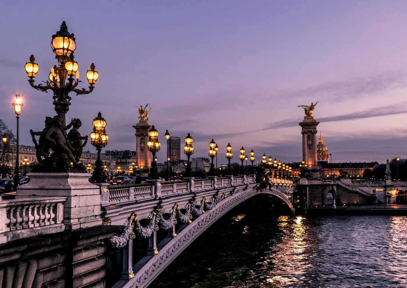 Le pont Alexandre-III à Paris au crépuscule