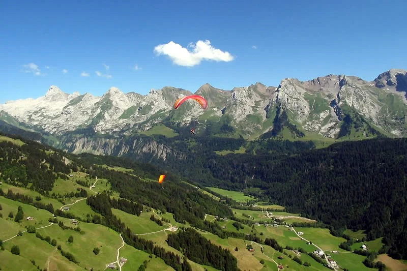 Massif des Aravis enneigé, ski de fond et raquettes depuis le gîte Les Augets en hiver