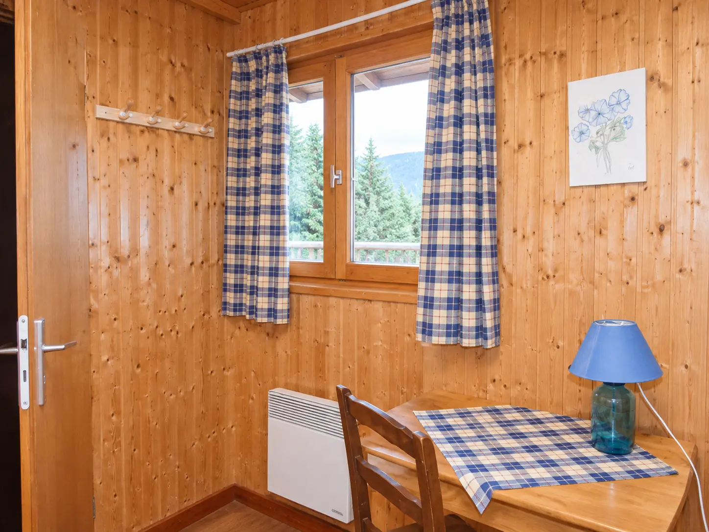 Chambre du gîte Les Augets avec coin bureau et fenêtre sur le plateau