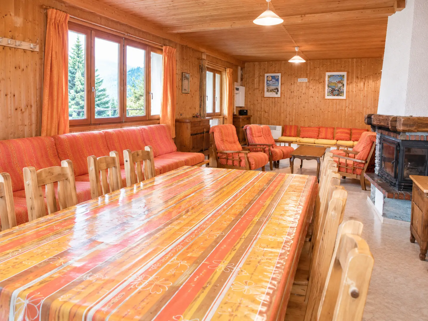 Coin séjour du gîte Les Augets avec grande table conviviale