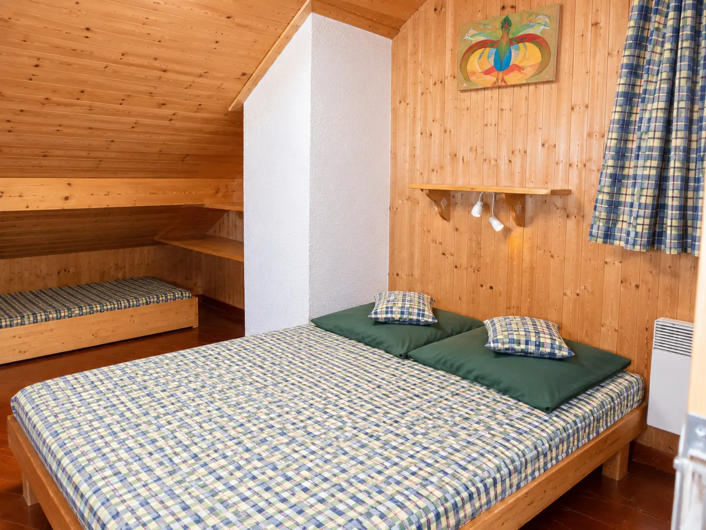 Chambre 2 du gîte Les Augets avec lit double et vue montagne