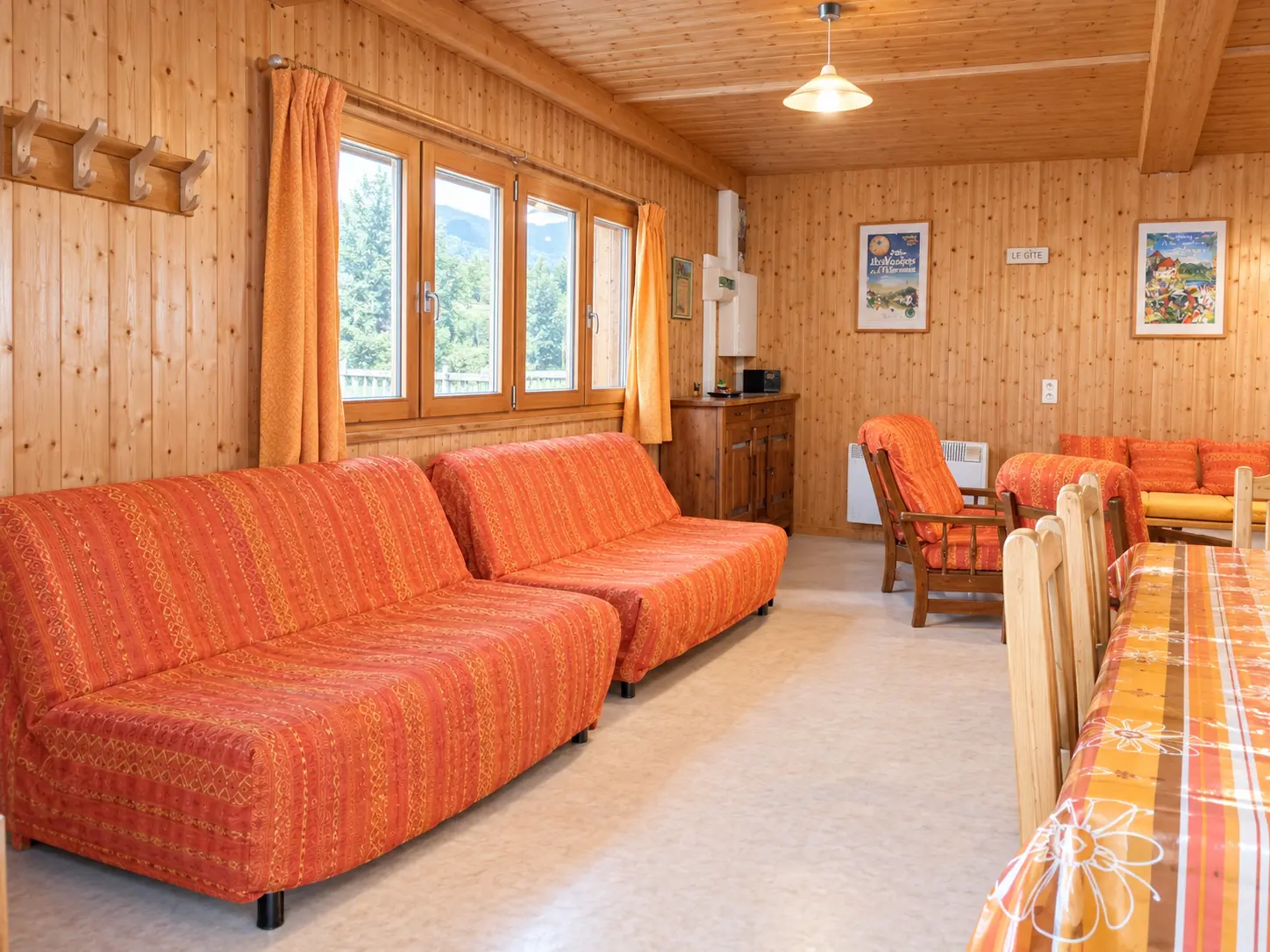 Vue d'ensemble intérieur du gîte Les Augets, séjour et cuisine